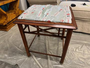 Tavolo piccolo quadrato di cristallo