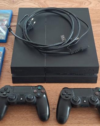PlayStation  4 con due  joystick e due giochi 