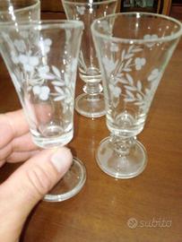 Vari bicchieri  e 5 ciotole