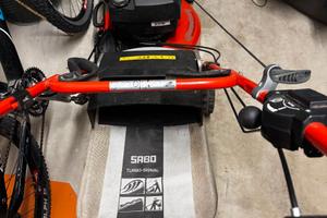 Tagliaerba Sabo a benzina con trazione .