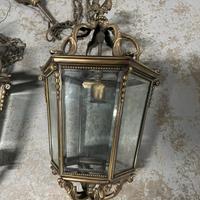 Vecchie lanterne grandi in ottone