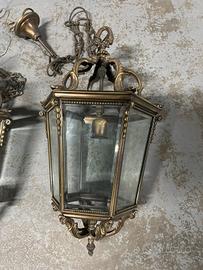 Vecchie lanterne grandi in ottone