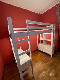 Letto a soppalco bianco con scaffali e cassetti