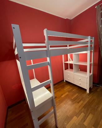 Letto a soppalco bianco con scaffali e cassetti