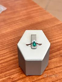 Anello oro, diamanti e smeraldi