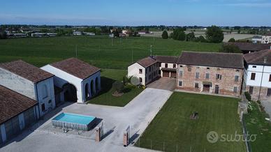 VILLA SINGOLA A SUZZARA