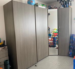 Camera letto armadio comodino specchio