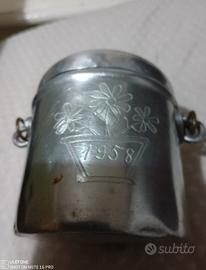 Vaso del latte decorato in alluminio vintage.