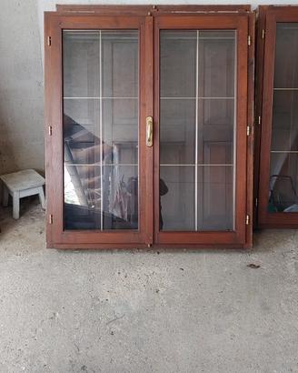 finestra in legno con scuretto e zanzariera