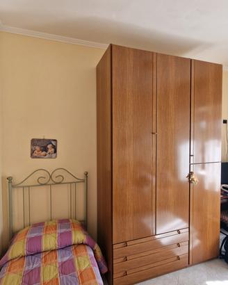 Armadio 3 ante e due spalliere in ferro battuto. 