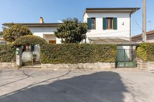 Ampia villa singola con terreno in centro paese