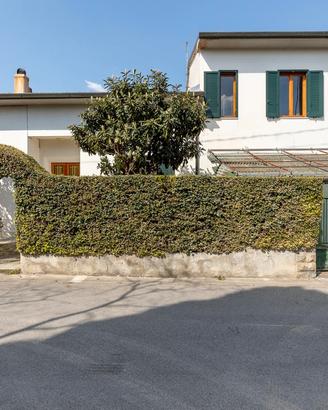 Ampia villa singola con terreno in centro paese