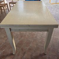 tavolo da pranzo con sedie