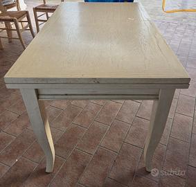 tavolo da pranzo con sedie