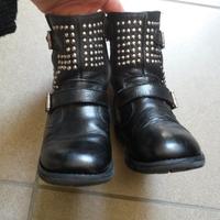 Biker in pelle bimba