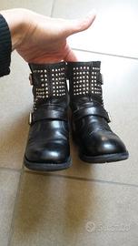 Biker in pelle bimba