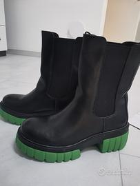 Chelsea boot. Stivaletto  nero nuovo
