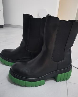 Chelsea boot. Stivaletto  nero nuovo