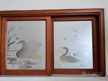 Porta e passavivande in noce e vetro