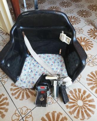 Vecchio seggiolino bicicletta ben tenuto