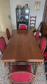 Tavolo in legno con sedie