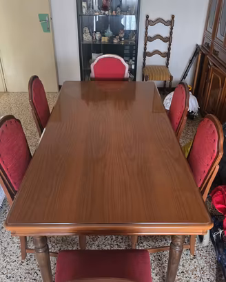 Tavolo in legno con sedie
