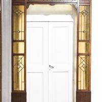 Mostra di porta con vetri cattedrale.