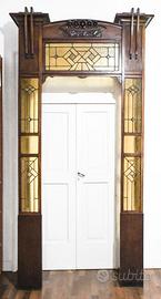 Mostra di porta con vetri cattedrale.