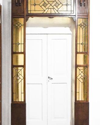 Mostra di porta con vetri cattedrale.