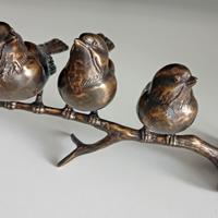 Statuetta in bronzo di 3 uccellini su un ramo