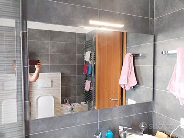 Specchiera a muro con luce led