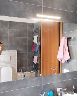 Specchiera a muro con luce led