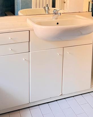 Mobile bagno con lavandino e miscelatore