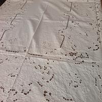 tovaglia a intaglio su lino bianco 12 posti