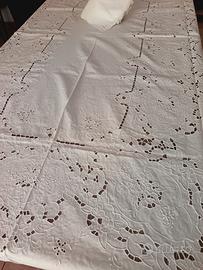 tovaglia a intaglio su lino bianco 12 posti