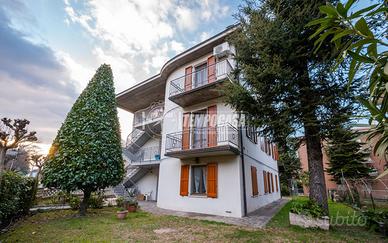 Casa trifamiliare con ampio giardino