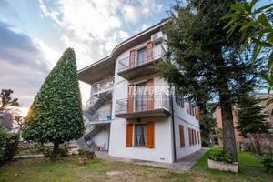 Casa trifamiliare con ampio giardino