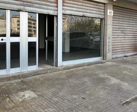 Ampio locale con tre vetrine