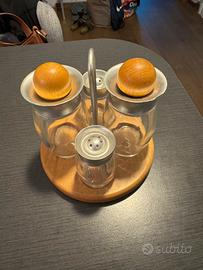 Set olio, aceto, sale e pepe con supporto in legno