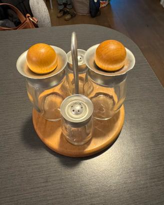 Set olio, aceto, sale e pepe con supporto in legno
