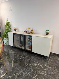 Vetrina moderna con struttura nera