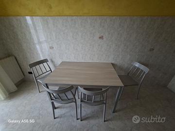 Tavolo e 4 sedie cucina