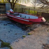 barca trimarano con motore