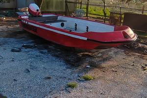 barca trimarano con motore