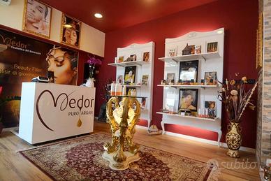 Banco reception + due vetrine muro eleganti 