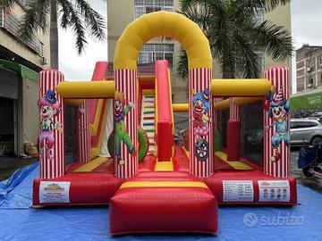 Gioco gonfiabile con scivolo circus village