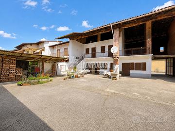 SOLUZIONE INDIPENDENTE CON CORTILE PRIVATO ED AMPI