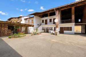 SOLUZIONE INDIPENDENTE CON CORTILE PRIVATO ED AMPI