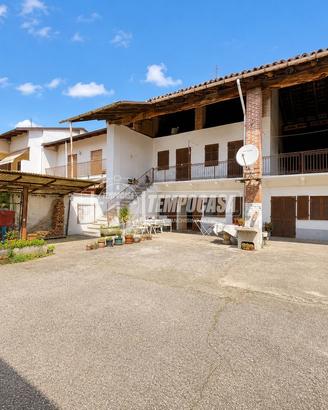 SOLUZIONE INDIPENDENTE CON CORTILE PRIVATO ED AMPI