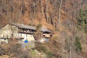 CASA SEMINDIPENDENTE A MEZZENILE